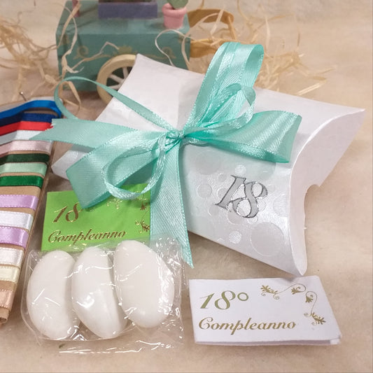 packaging colori pastello tiffani-chiaro shop bomboniere 18 anni bustina bianca economica simboli diciottesimo ragazzo ragazza bigliettino bianco o verde il mio 18° compleanno scritta portaconfetti scatolina con 3 confetti