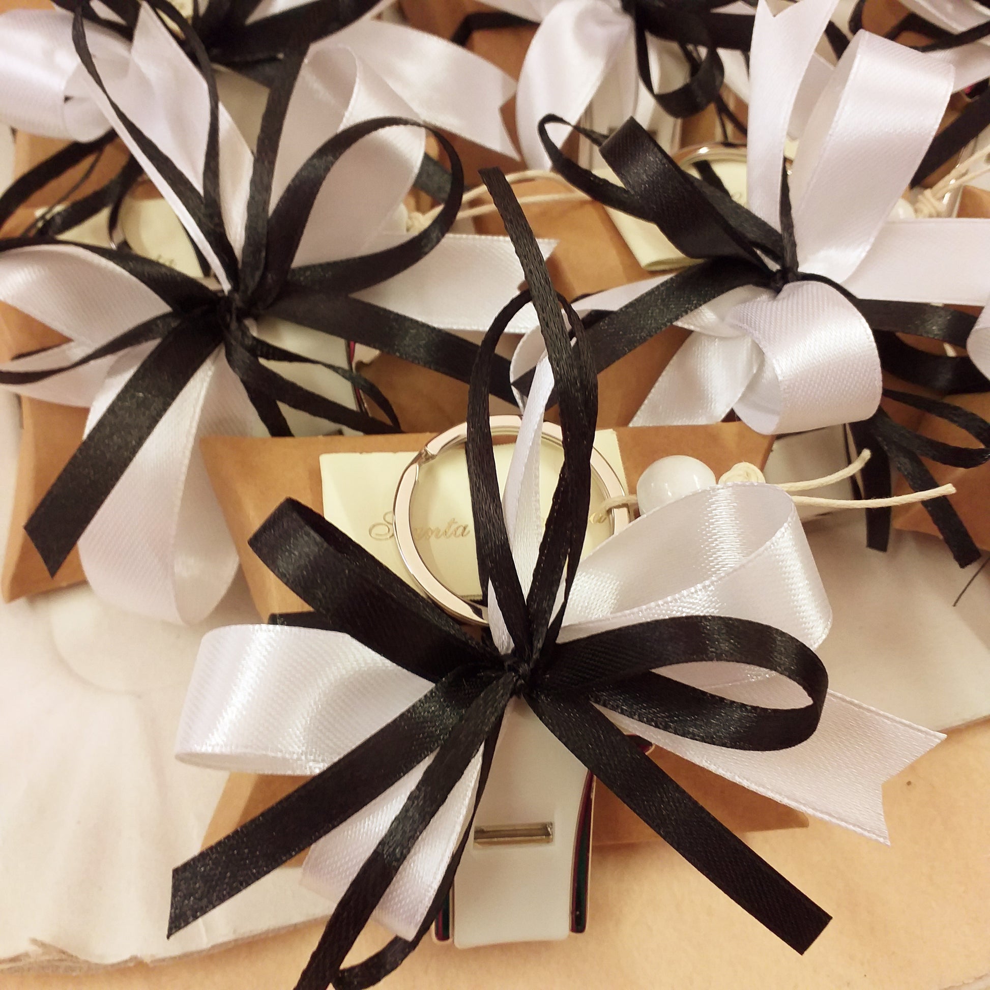 Cresima Comunione ricordino souvenir oggettino portachiavi maglietta fischietto ciondolo pallone di calcio bustina avana confezionata confetti coccarda nastro bianco-nero