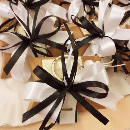 Cresima Comunione ricordino souvenir oggettino portachiavi maglietta fischietto ciondolo pallone di calcio bustina avana confezionata confetti coccarda nastro bianco-nero