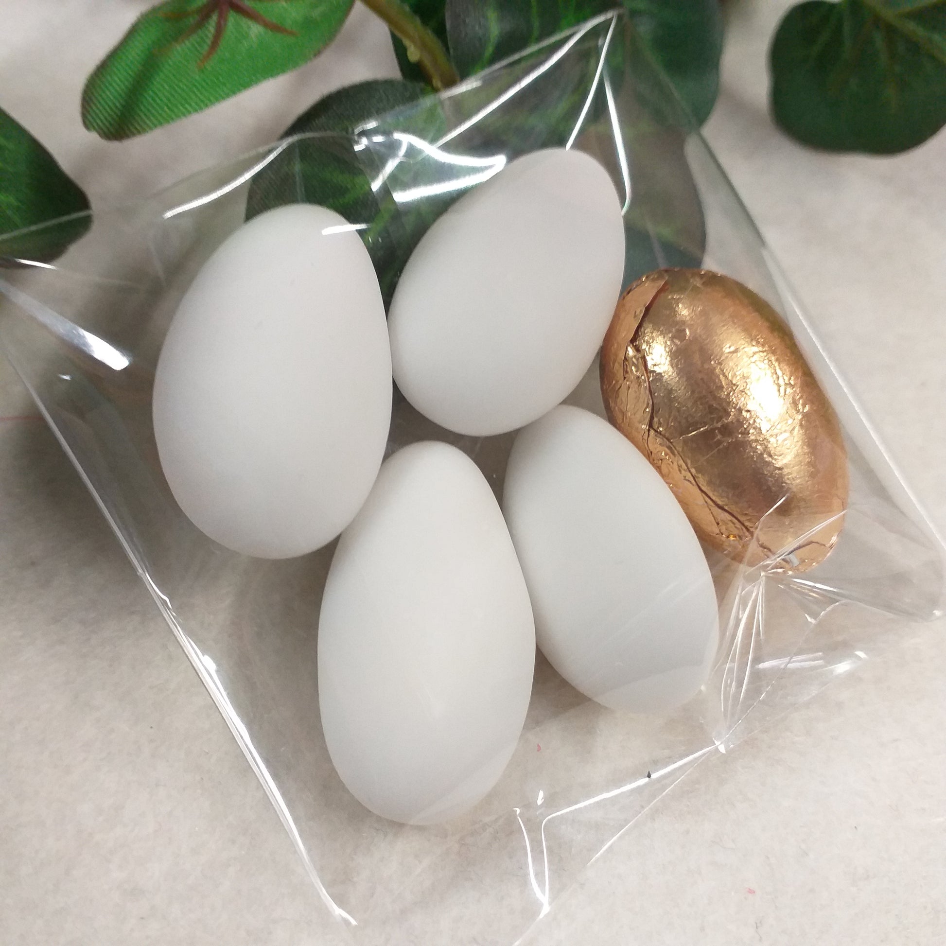 confetti dorati colore oro e bianchi bustina trasparente di plastica morbida alimentare confezionata gusto mandorla Italian bomboniere fai da te con sacchetti portaconfetti economici anniversario nozze matrimonio 50 anni cinquantesimo