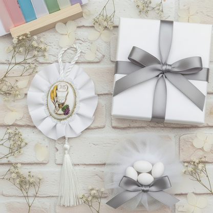 come confezioniamo bomboniera comunione cresima calice coccarda icona bianca nappina cordoncino con scatola bianca nastro grigio shabby pompon sacchettino tulle 5 confetti e fiocchetto campionario nastrini a scelta