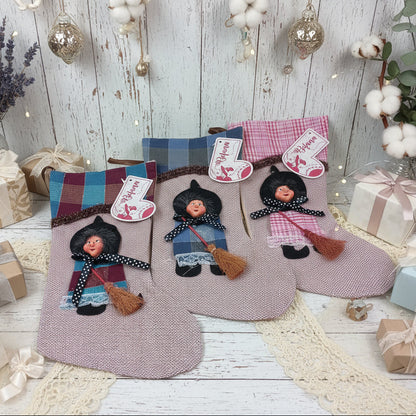 vetrina natalizia shabby chic calza juta e tessuto befana epifania con scopetta scacciaguai beige blu rosa da riempire per confezionamento fai da te natale dolciumi biscotti caramelle cioccolatini pasticceria regalini ricordini souvenir