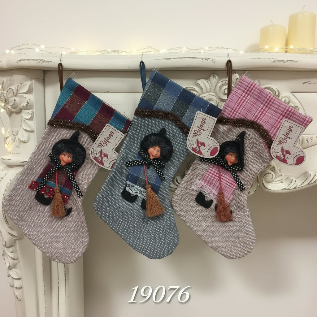 calza juta e tessuto befana epifania con scopetta scacciaguai beige blu rosa da riempire per confezionamento fai da te  natale dolciumi biscotti caramelle cioccolatini pasticceria regalini ricordini souvenir