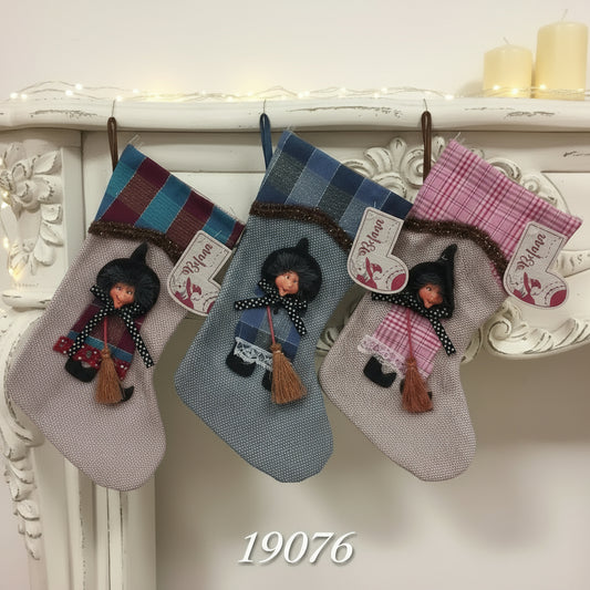 calza juta e tessuto befana epifania con scopetta scacciaguai beige blu rosa da riempire per confezionamento fai da te  natale dolciumi biscotti caramelle cioccolatini pasticceria regalini ricordini souvenir