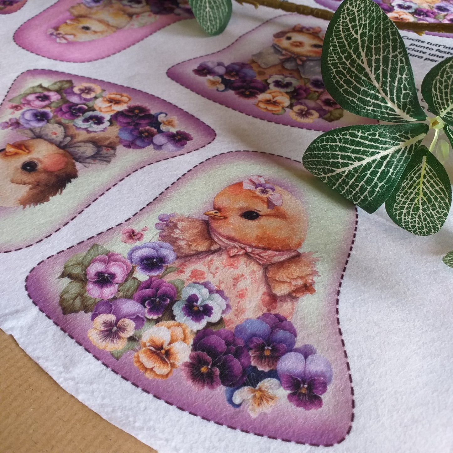 vestina di stoffa per pulcini fiori violette idee creare con motivi campanelle pannolenci stampato pasquale per decorazioni feltro addobbi fai da te vetrinistica packaging