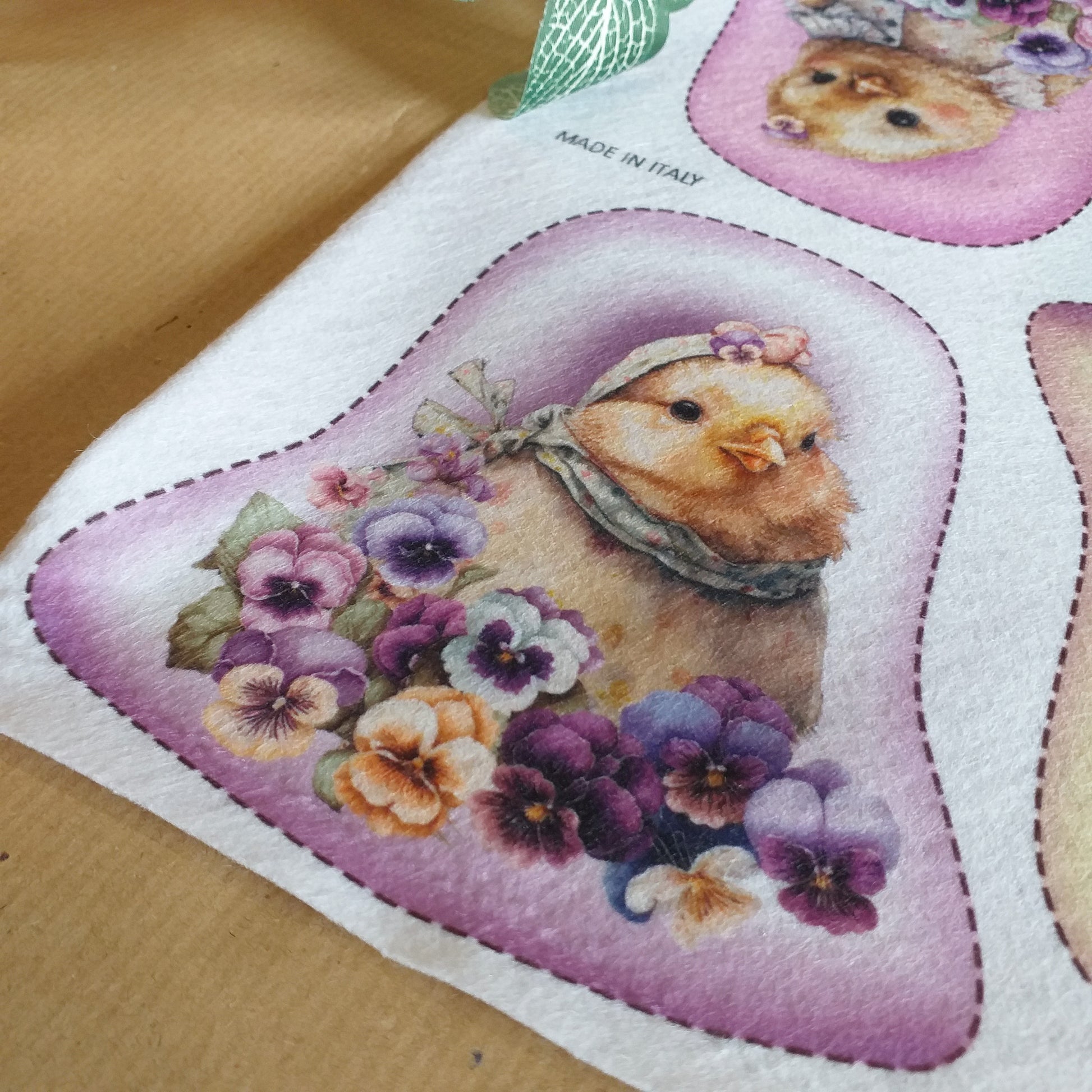 made in italy primo piano e dettagli pulcini fiori violette idee creare con motivi campanelle pannolenci stampato pasquale per decorazioni feltro addobbi fai da te vetrinistica packaging