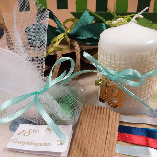 candela bomboniera 18° compleanno rivestita juta ciondolo 18 di metallo confezionata confetti bianchi verdi bigliettino bianco nastrini colori shopper borsina con coccarda verde scuro