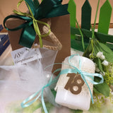 verde muschio e candela bomboniera diciottesimo compleanno rivestita juta ciondolo 18 di metallo confezionata confetti bianchi verdi bigliettino bianco shopper borsina mughetti artificiali