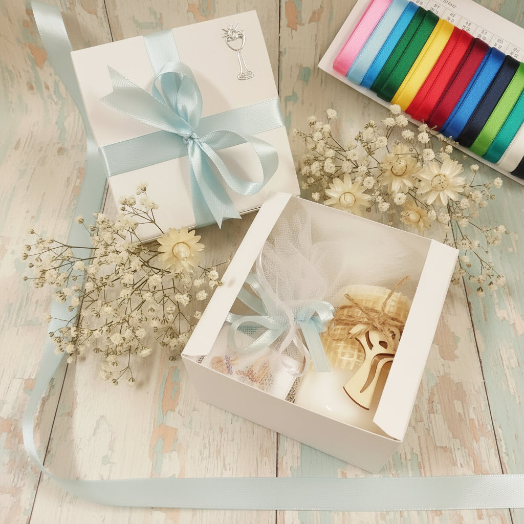 come confezionare candela bianca cero lunga durata lumino bomboniera juta corda ciondolo Croce Tau legno confezionata confetti tulle e scatolina bomboniera green per Comunione Cresima nastro azzurro