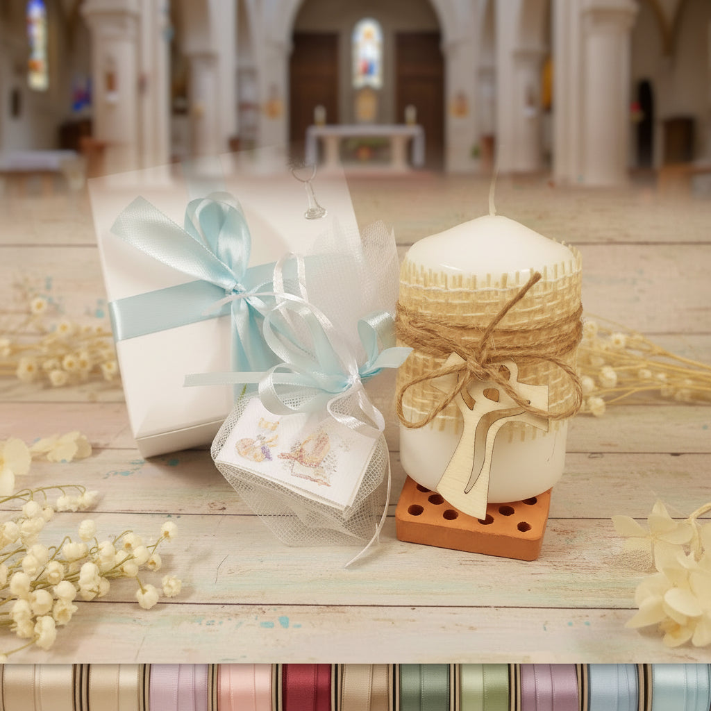 scelta colori e packaging candela bianca cero lunga durata lumino bomboniera juta corda ciondolo Croce Tau legno confezionata confetti tulle e scatolina bomboniera green per Comunione Cresima nastro azzurro