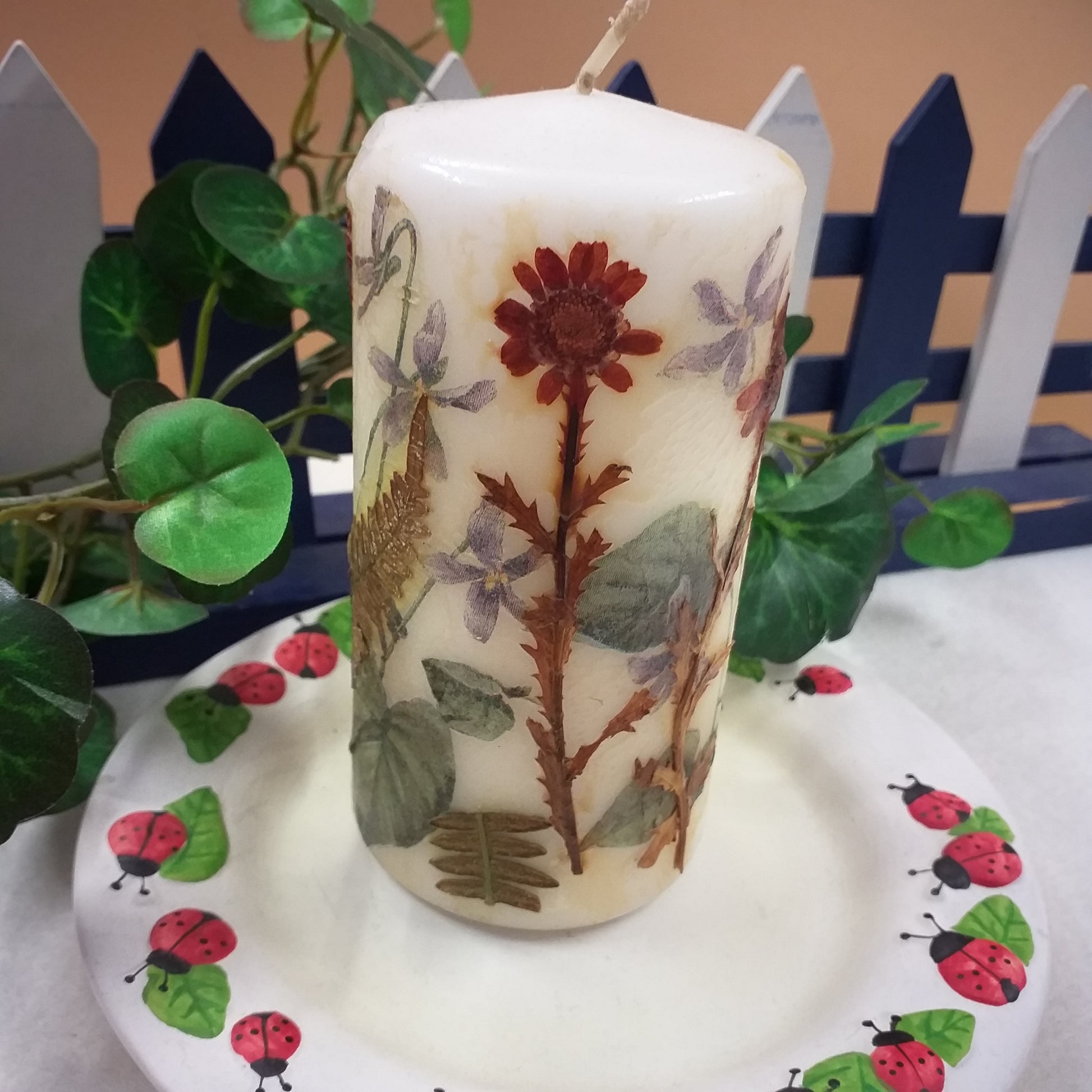 cera bianca tedesca shop online forma cilindrica candela moccolo cero da decorare fai da te per composizioni floreali centrotavola corona avvento natale packaging idea regalo vetrinistica con fiori pressati essiccati su piattino coccinelle