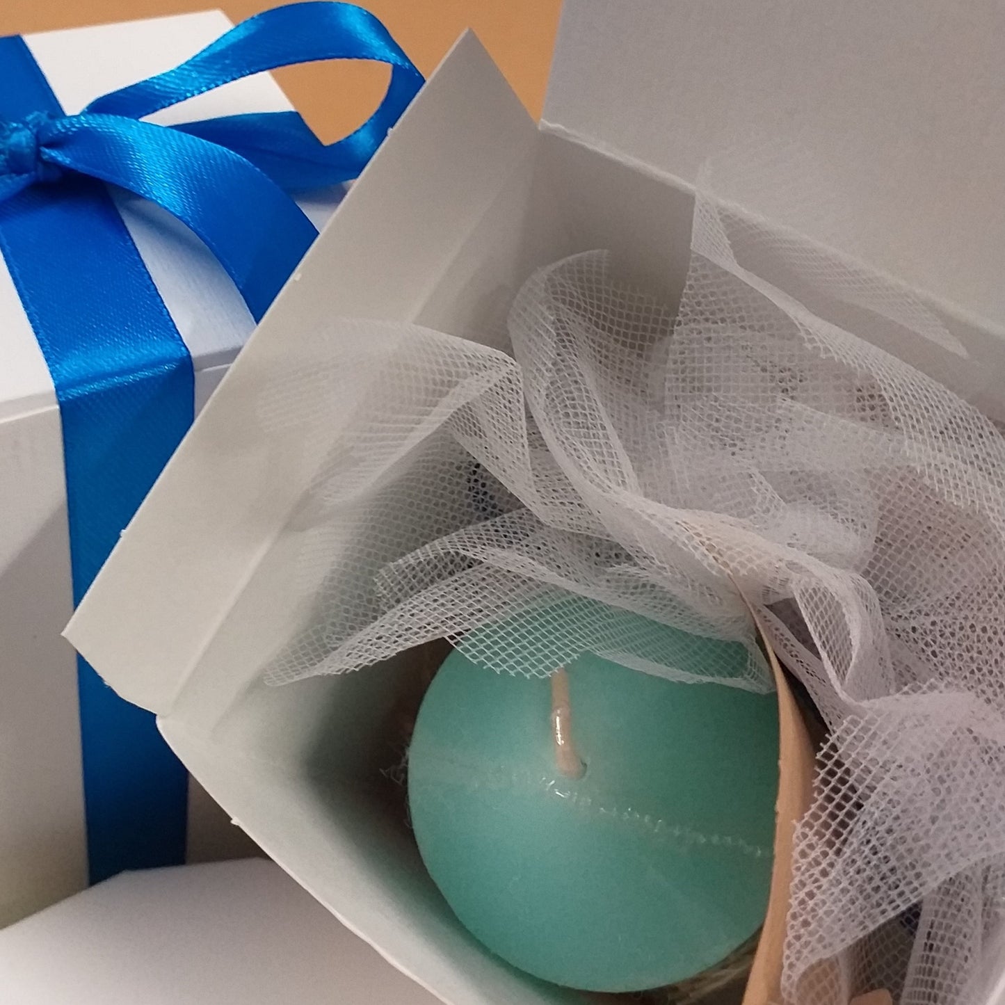 come posizioniamo candela profumata menta colore tiffani-pastello confezionata bomboniera confetti nella scatola bianca nastro blu packaging green rustico naturale juta corda albero della vita legno