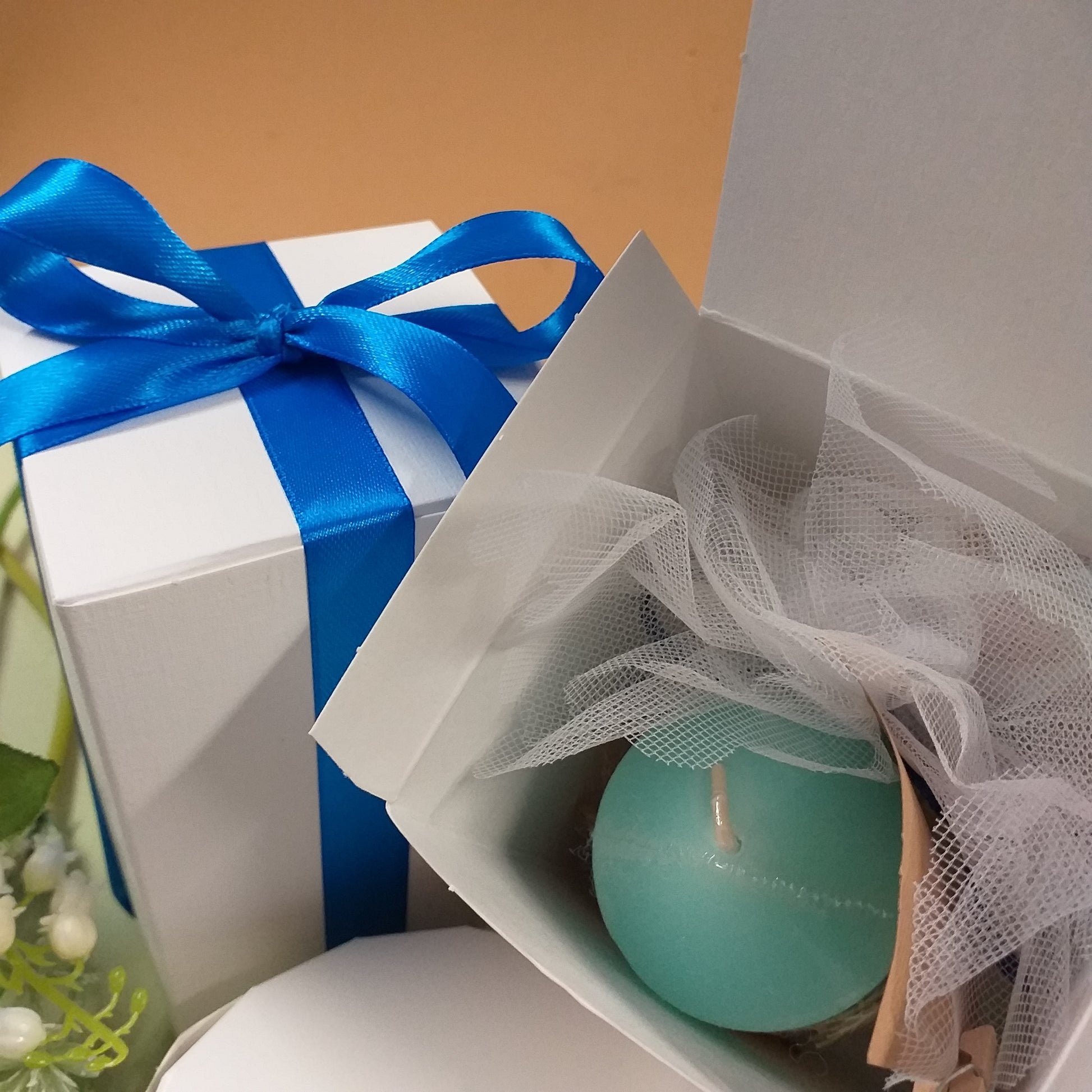 interno della bomboniera candela profumata menta colore tiffani-pastello confezionata confetti scatola bianca nastro blu packaging green rustico naturale juta corda albero della vita legno
