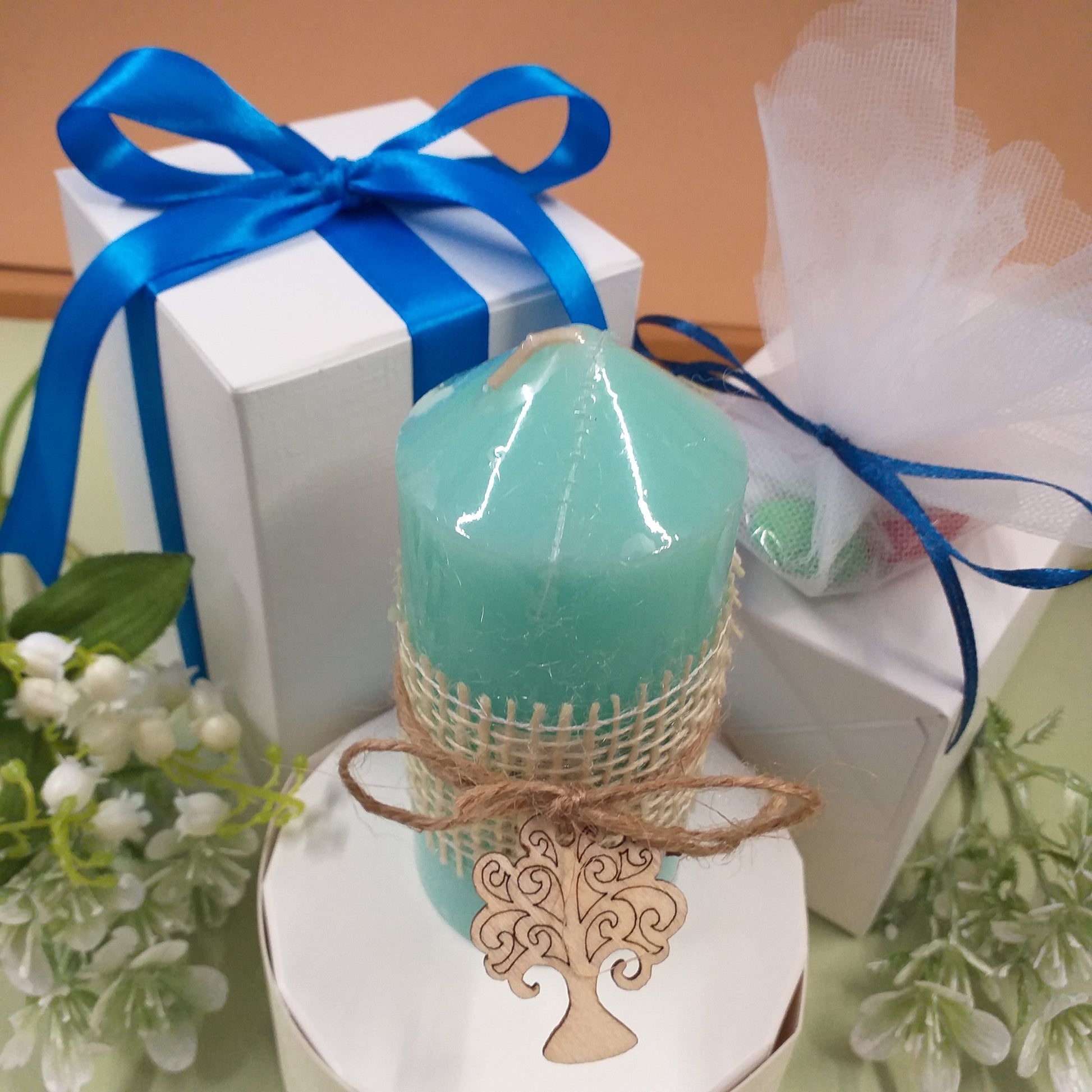 vetrina dall'alto candela profumata menta colore tiffani-pastello confezionata bomboniera confetti scatola bianca nastro blu packaging green rustico naturale juta corda albero della vita legno
