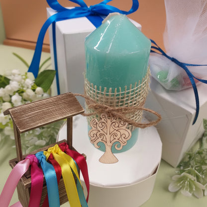 primo piano candela profumata menta colore tiffani-pastello confezionata bomboniera confetti scatola bianca nastro blu packaging green rustico naturale juta corda albero della vita legno
