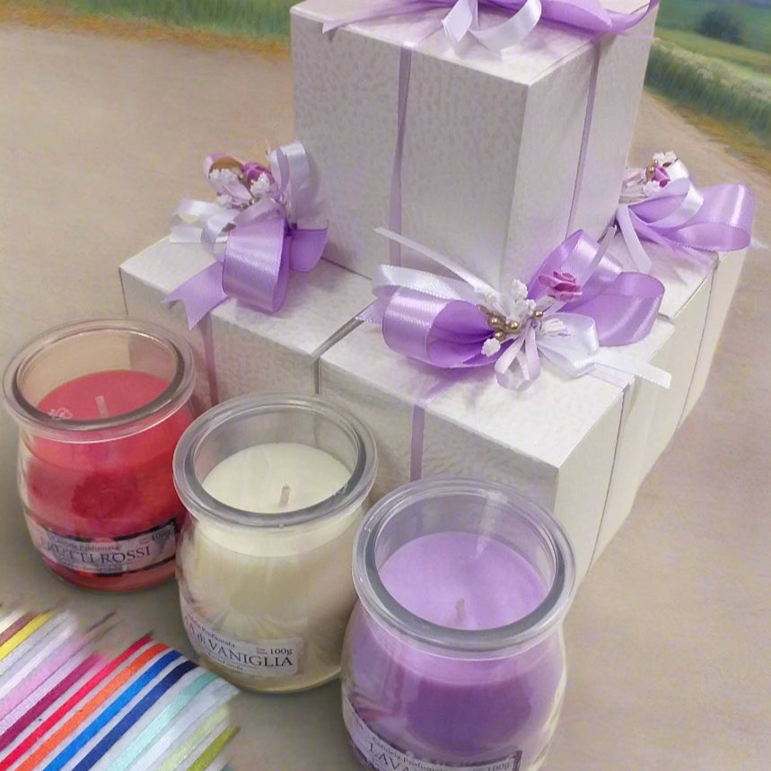 tema lilla allestimento frutti rossi vaniglia lavanda candele bomboniere profumate confezionate confetti scatole matrimonio prima comunione scelta colori nastrini
