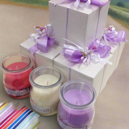 tema lilla allestimento frutti rossi vaniglia lavanda candele bomboniere profumate confezionate confetti scatole matrimonio prima comunione scelta colori nastrini