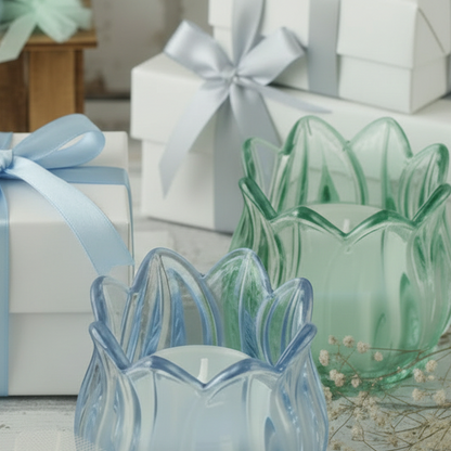 azzurro verde packaging candela vasetto vetro colorato forma fiori bocciolo rose decorativa cero lumino bomboniera matrimonio comunione cresima anniversario nozze 25 e 50 anni 18° compleanno laurea confezionata confetti bigliettino nastro coccarda scatola