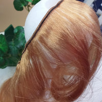foto laterale idea vetrina fai da te come creare parrucca bambola di capelli lisci sintetici finti biondo caramello con ciocca in vendita online