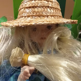 primo piano bambola di pezza stoffa da creare con acconciatura capelli finti sintetici e cappello rafia paglia modello firenze