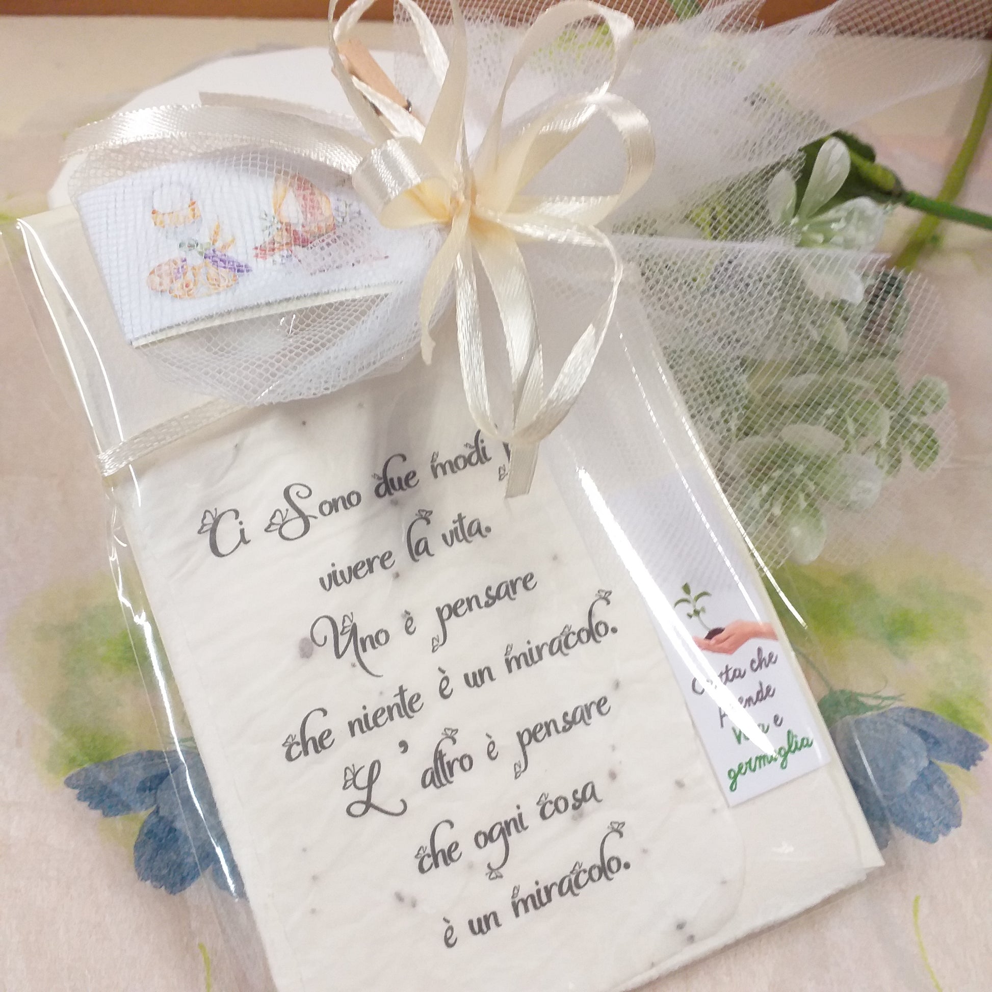 si può mettere su fiori il ricordino di carta riciclata piantabile di semi piantine pergamena ci sono 2 modi per vivere la vita frase bella etichetta prende vita e germoglia confezionata bustina confetti bomboniere segnaposto bigliettino comunione cresima