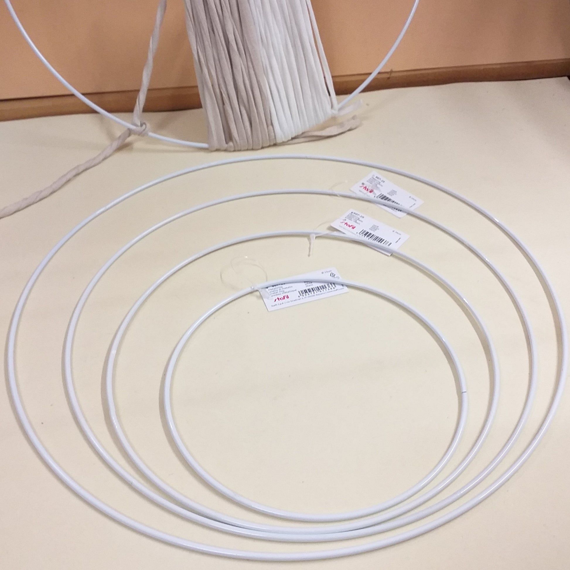 varie misure wire rings cerchi anelli piccoli grandi di metallo bianco decorativi ferro strutture circolare uso creare ghirlande natalizie uncinetto macramè centrini giostrine acchiappasogni fiocchi nascita borse di fettuccia modello cestino crochet circle bags