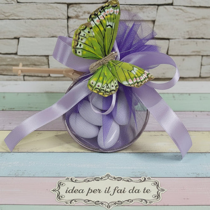 idea per il fai da te con cerchio di metallo portaconfetti confezionato 5 confetti mandorla bianchi classici italiani tulle viola lavanda lilla nastro glicine farfalla verde coccarda di nastro