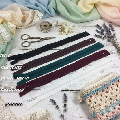 assortimento cerniere colori basici, chiusure lampo con zip per borse artigianali fai da te uncinetto lavori con ferri da maglia pochette stoffa clutch bags chunky borsette di cucito creativo