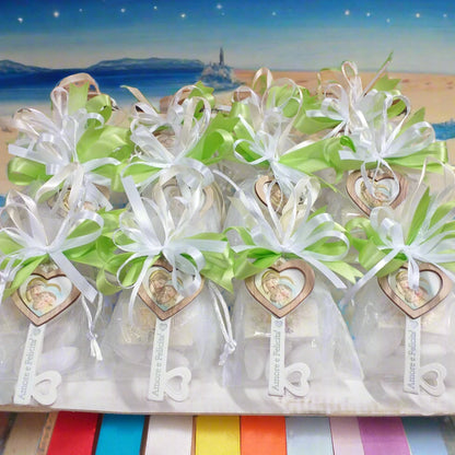 sacchetti confetti confezionati bomboniere nastro panna bianco verde con icona chiave Sacra Famiglia per Prima comunione Santa Cresima Santo Battesimo matrimonio scritta amore e felicità