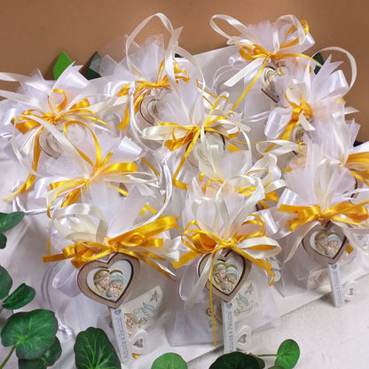vassoio confettata scritta frasi Amore e Felicità su oggettino packaging sacchetto bianco nastri giallo oro girasole confezionato confetti bigliettino bomboniera Prima Comunione Santa Cresima Battesimo matrimonio icona Sacra Santa famiglia chiave ricordino religioso legno e ceramica
