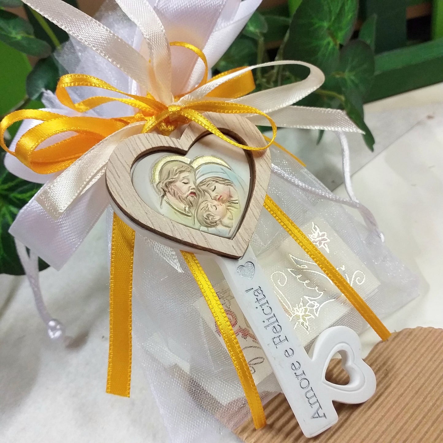 scritta frasi Amore e Felicità su oggettino packaging sacchetto bianco nastri giallo oro girasole confezionato confetti bigliettino bomboniera Prima Comunione Santa Cresima Battesimo matrimonio icona Sacra Santa famiglia chiave ricordino religioso legno e ceramica