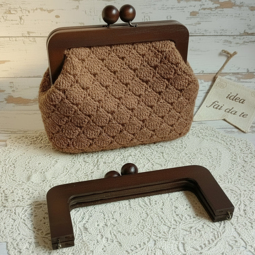 come si presenta chiusa, marrone scuro palline pomelli rotondi pomoli in tinta chiusura clic clac legno wooden clutch bags per borse uncinetto pochette da sera cerimonia lavoro a maglia artigianale telaio con viti