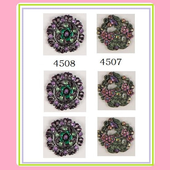 Vetrina negozio strass chiusure brillantini per collane a più fili di bigiotteria bijoux di bracciali bottone viola rosa verde  per gioielli bijoux golfini maglie cappotti borse