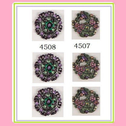 Vetrina negozio strass chiusure brillantini per collane a più fili di bigiotteria bijoux di bracciali bottone viola rosa verde  per gioielli bijoux golfini maglie cappotti borse