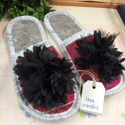 idea regalo creativa applicazione fiori ciabatte La Briantina casa ospiti viaggio donna stoffa pezza feltro tessuto pannolenci pianelle moquette fai da te decorare