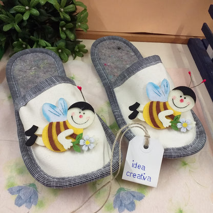 come personalizzare con ape fai da te ciabatte La Briantina casa ospiti viaggio donna uomo stoffa pezza feltro tessuto pannolenci pianelle moquette fai da te decorare applicazione cucito creativo