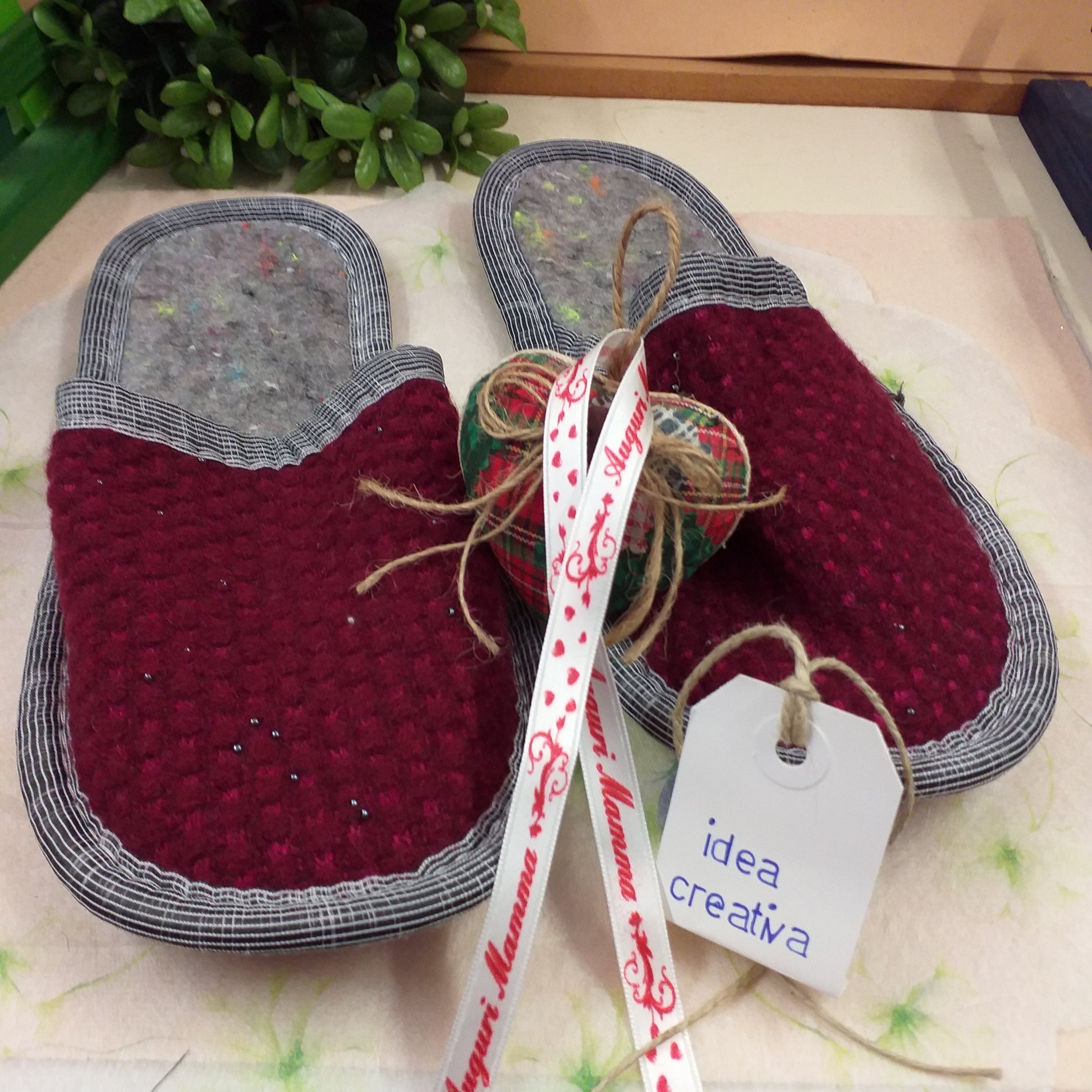 idea regalo creativa cuoricino nastrino festa della mamma ciabatte La Briantina casa ospiti viaggio donna stoffa pezza feltro tessuto pannolenci pianelle moquette fai da te decorare applicazione cucito creativo