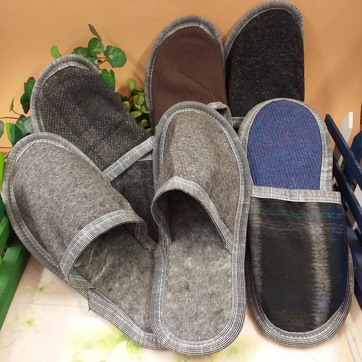 taglia grande uomo grigio nero blu marrone ciabatte La Briantina casa ospiti viaggio stoffa pezza feltro tessuto pannolenci pianelle moquette fai da te decorare applicazione cucito creativo