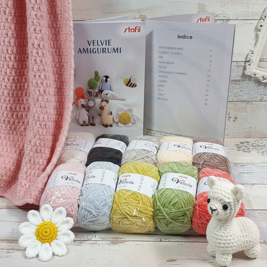 velvie amigurumi stafil kit manuale libretto schemi animaletti cactus piantina margherita ape alpaca asino oca polipo pinguino foca 10 colori filato ciniglia bianco nero grigio beige marrone rosa azzurro senape giallo verde chiaro aragosta, piccolo alpaca a destra in basso