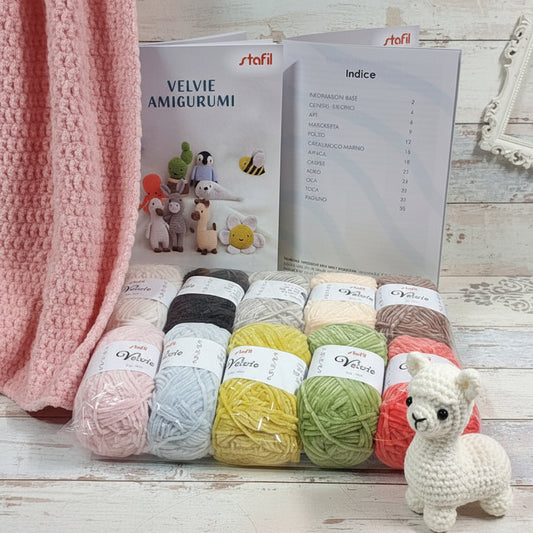 velvie amigurumi stafil kit manuale libretto schemi animaletti cactus piantina margherita ape alpaca asino oca polipo pinguino foca 10 colori filato ciniglia bianco nero grigio beige marrone rosa azzurro senape giallo verde chiaro aragosta, piccolo alpaca a destra in basso