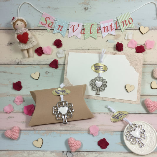 allestimento striscione banner bambolina uncinetto cuoricini a maglia, idee segnaposto ristorante chiudipacco regalo packaging confezionamento bustina biglietto carta a mano cuore albero metallo smalto festa mamma pasqua san valentino ciondolo con tag sticker bonbonniéres a main cuoricini bomboniere fai da te matrimonio comunione cresima