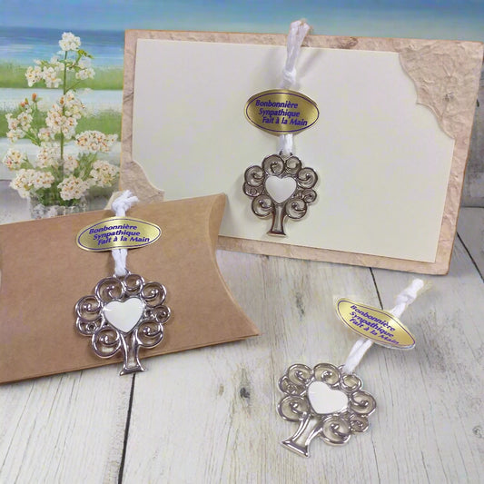 idee segnaposto ristorante chiudipacco regalo packaging confezionamento bustina biglietto carta a mano cuore albero metallo smalto festa mamma pasqua ciondolo con tag sticker bonbonniéres a main cuoricini bomboniere fai da te matrimonio comunione cresima
