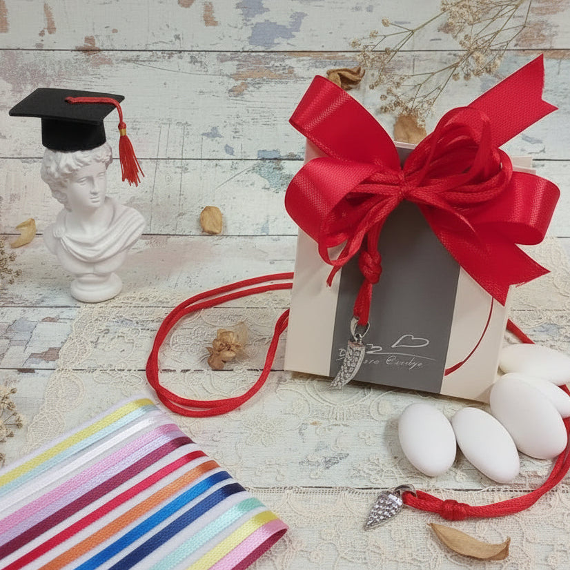 cornetto brillantini ciondolo portafortuna collanina bomboniera confezionata confetti idea regalo scelta nastrini colori per scatolina packaging laurea rosso coccarda Comunione Cresima