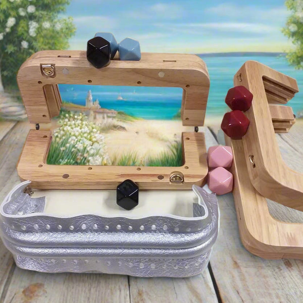 palline pomelli neri azzurri rosa bordeaux pomoli colorati chiusure clic clac legno wooden o rivestita ecopelle argentata clutch per borse uncinetto pochette da sera cerimonia lavoro a maglia artigianale telaio aperto con viti e ganci per catenella