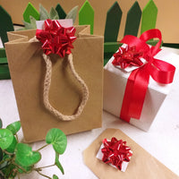 idee come decorare borsina scatola sacchetto carta con coccarda fiocco chiudipacco per confezione regalo Natale segnaposto bomboniere fai da te packaging San Valentino vetrinistica laurea