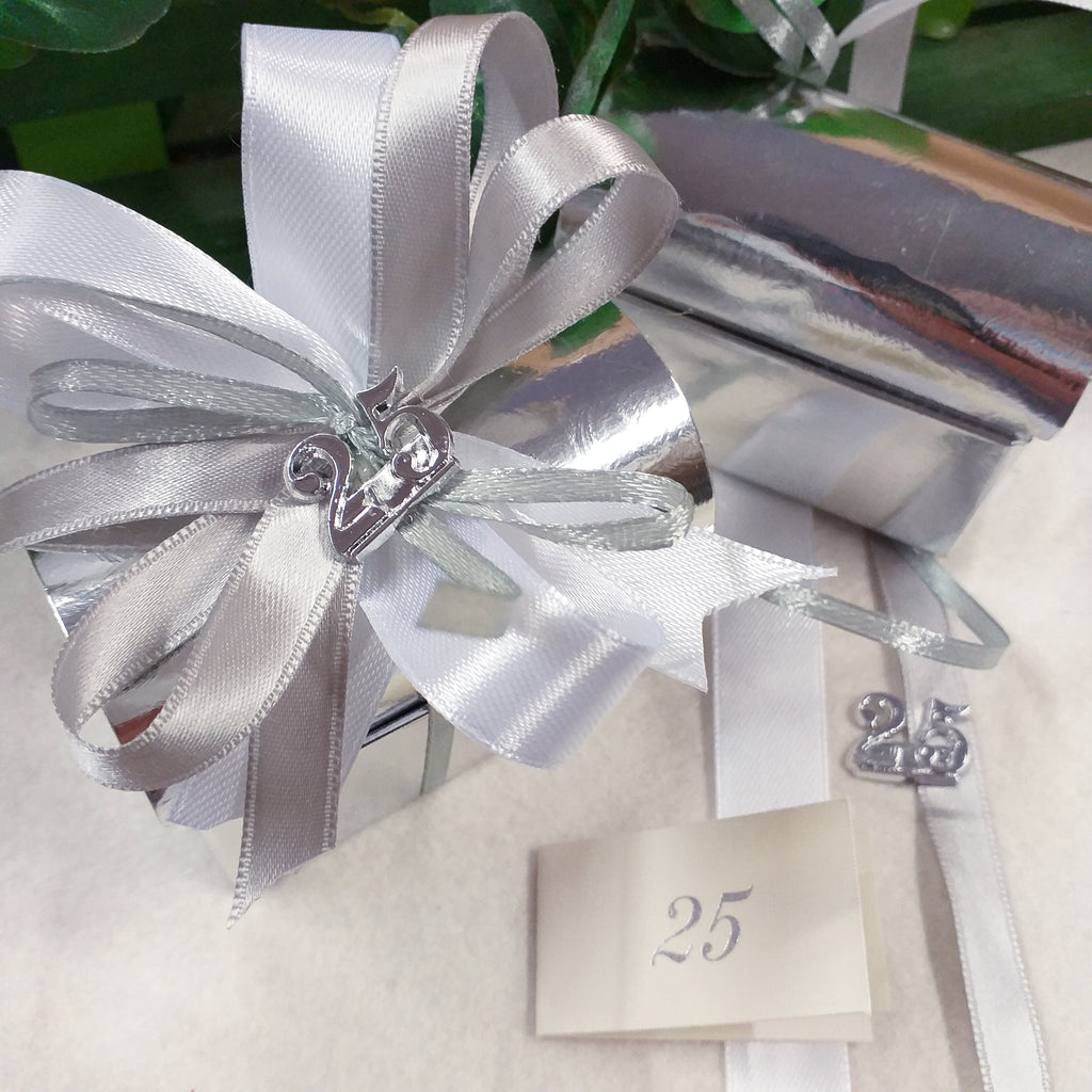 Bomboniera 25° Anniversario Di Matrimonio - Scatolina In Plastica Con Fiore In Ceramica E Piastra Cuore, 5x5x7 Cm - 2