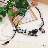 bianco nero cerchio schema tecnica collane artigianali fatte a mano estive con perline particolari veneziane vetro pietre perle di conteria