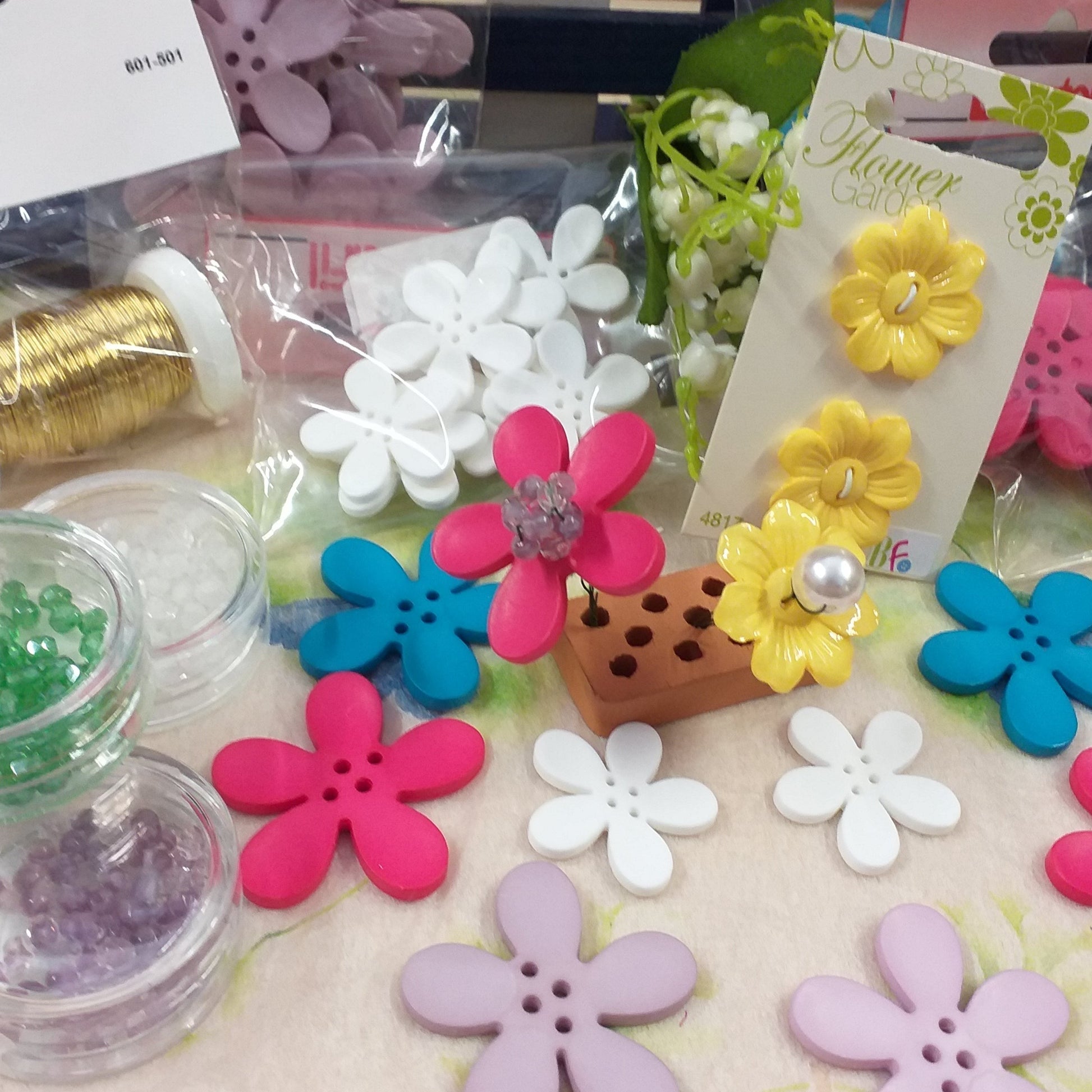come creare fiori di perle cristalli sfaccettati con basi coppette corolle petali perline fucsia turchese bianco giallo lilla lavanda uso applicazioni borse moda abbigliamento abiti fiorellini tessuto stoffa bigiotteria collane bracciali fai da te