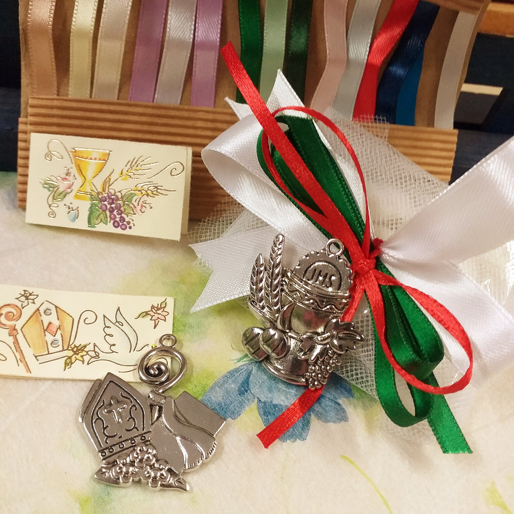 12 Ciondoli Bomboniera Prima Comunione Con Icona Sacro Cuore E Calice - 4,7x4 Cm In Resina Con Fiocco Raso - 4