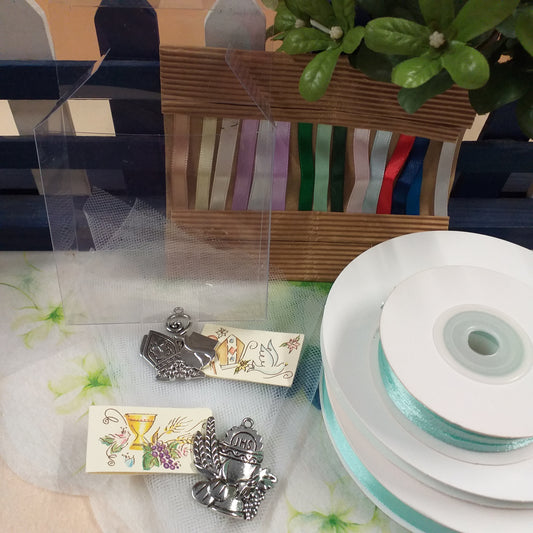 kit fai da te astuccio trasparente plastica ciondolo segnaposto Calice Comunione spighe uva pane Mitria Cresima giglio pastorale icona Sacra religiosa applicazione metallo con simboli bigliettino da confezionare tulle scatolina bomboniera